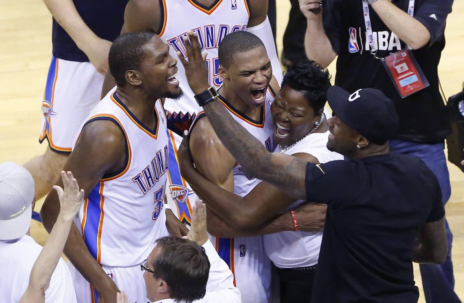 Durant esulta con il resto della squadra per la vittoria sui Clippers (Reuters)